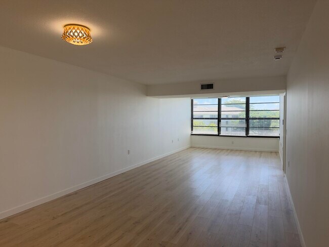 Foto del edificio - 3710 Whitehall Dr