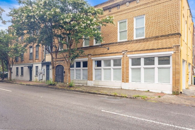 Building Photo - Upscale Historic 3BR/2BA Condo with Rare Garage Parking in the Heart of Downtown Savannah