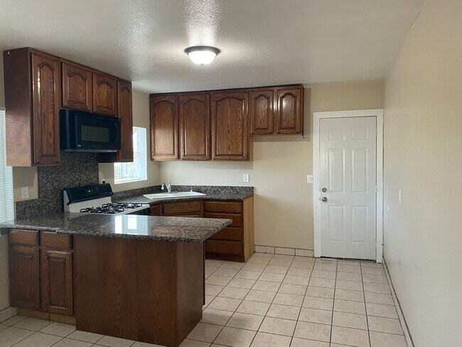 Foto del edificio - Nice 2 Bed 1 Bath House in Oakland -  Pict...