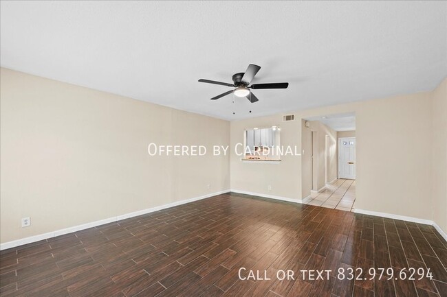 Building Photo - Westbury| 2br, 1.5 bath| Covered Parking a...