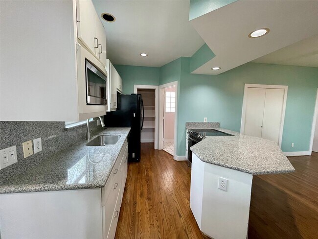Foto del edificio - 5901 Fairdale Ln