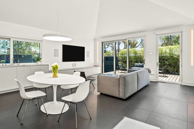 Building Photo - 1527 Cabrillo Ave