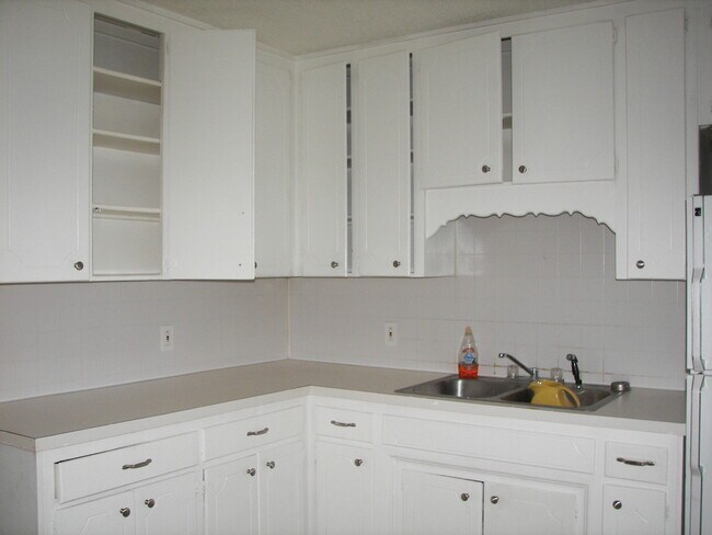 Building Photo - Cute 3 Bedrooms!