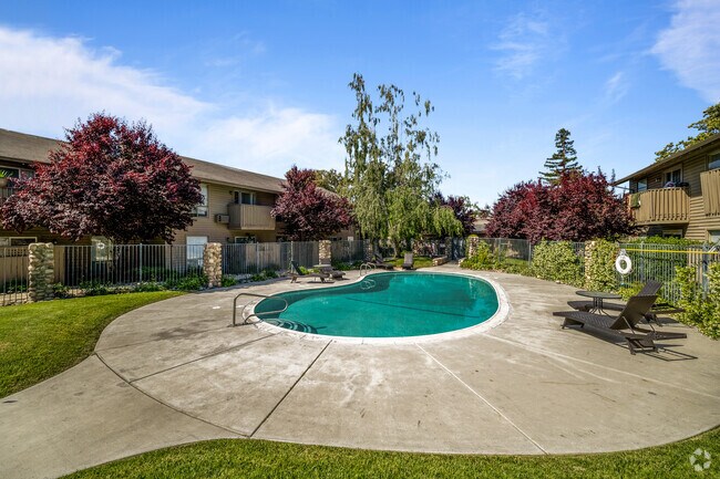 Piscina - ASHLEY PARK APARTMENTS