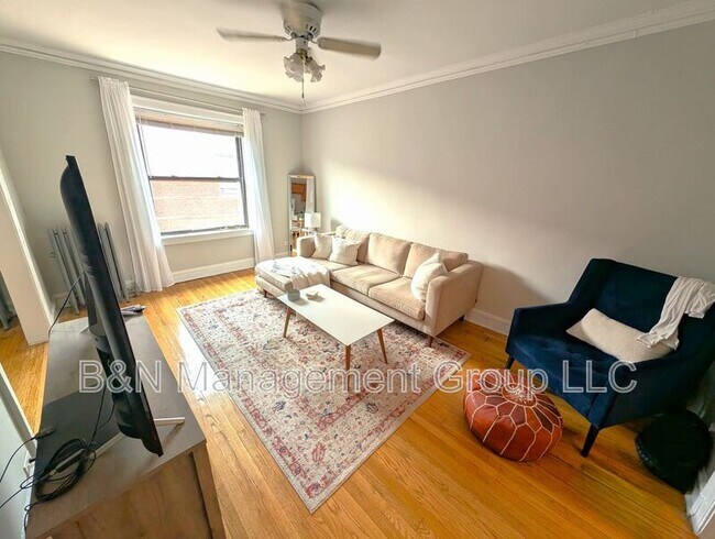 Foto del edificio - 912 W Oakdale Ave