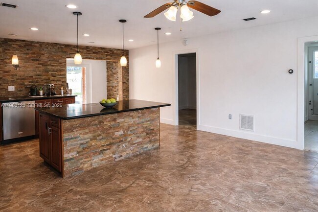 Foto del edificio - 471 NE 162nd St