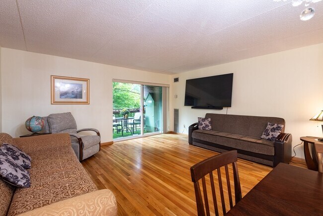 Foto del edificio - 50-56-56 Broadlawn Park