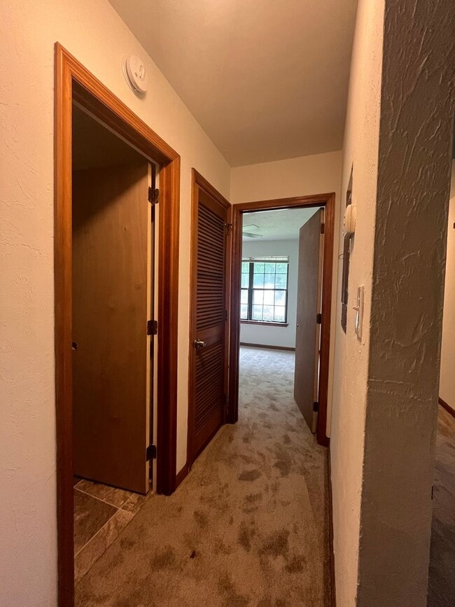 Building Photo - Cute duplex on quiet road- ask about move ...