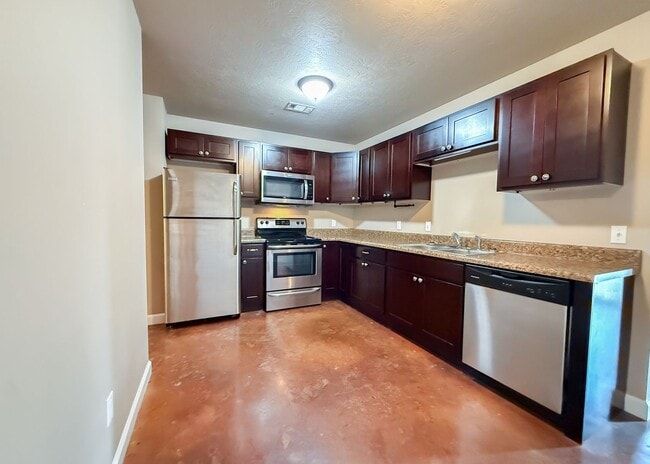 Building Photo - Commutable 2/1 Apartment • Water Included • Batesville