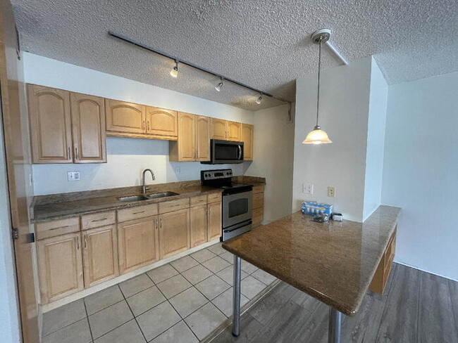 Building Photo - PUNAHOU TOWER 2/2/1 sec, W/D, pool, gym, s...