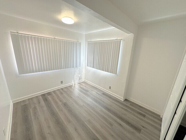 Foto del edificio - *SECTION 8 ONLY* Cute 2bd/1ba duplex with parking and all the appliances!