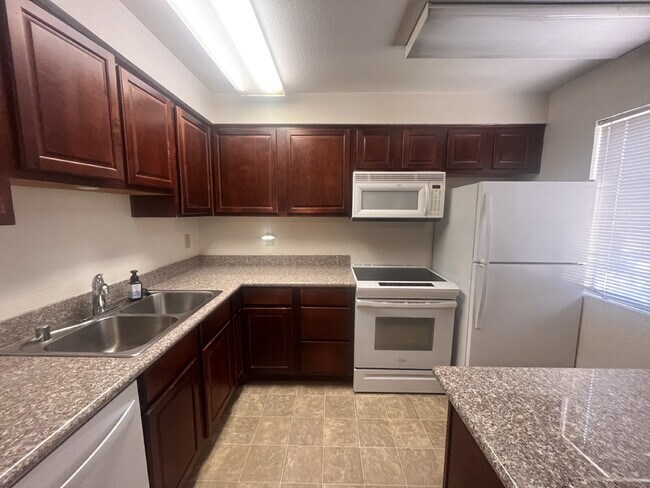 Building Photo - "Charming 2-Bed, 2-Bath Oasis in Las Vegas - Spacious 978 Sq Ft Haven!"