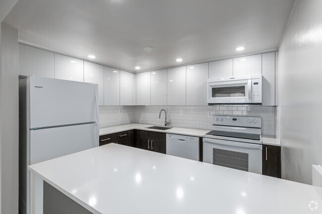 2 BR, 1.5 BA - 1032SF - Kitchen - Buckingham Place