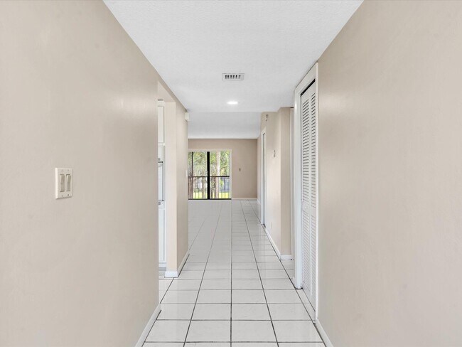 Building Photo - 16252 Laurel Dr