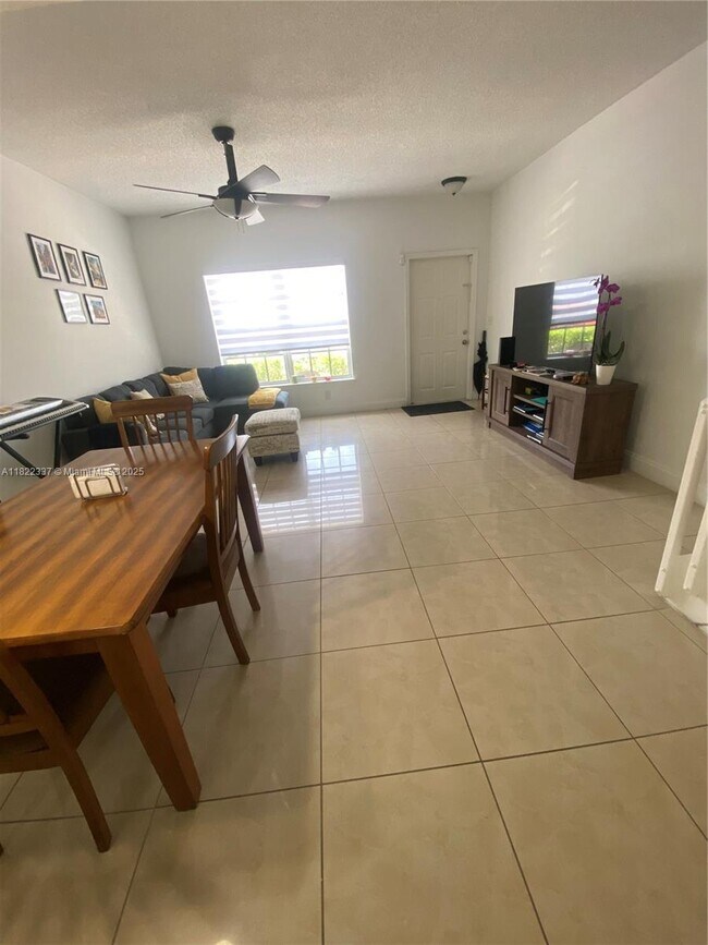 Foto del edificio - 9962 NW 56th Pl