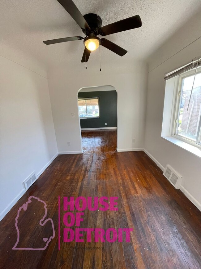 Foto del edificio - 3 BED 1 BATH | FREE PRE SCREEN | OVER 1200...