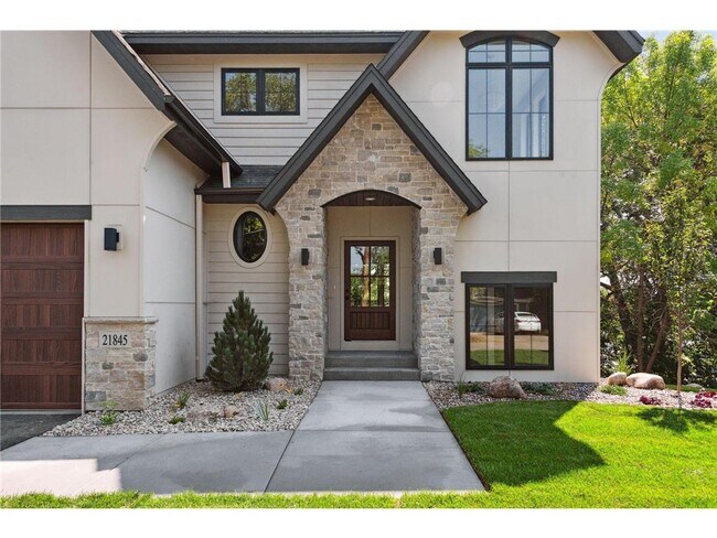 Foto del edificio - 21845 Byron Cir