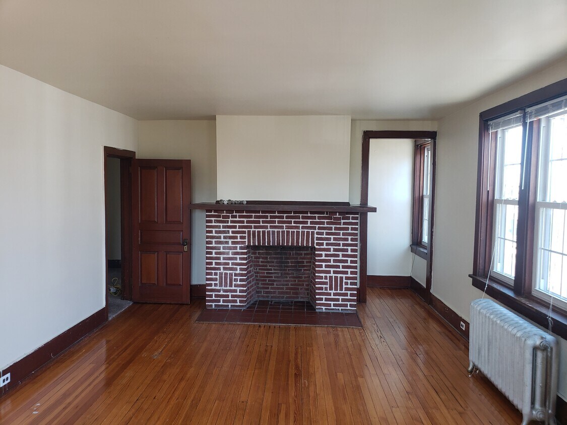 Spacious and very bright! - 101 N York St