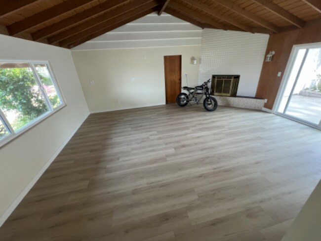 Building Photo - 15036 Los Robles Ave