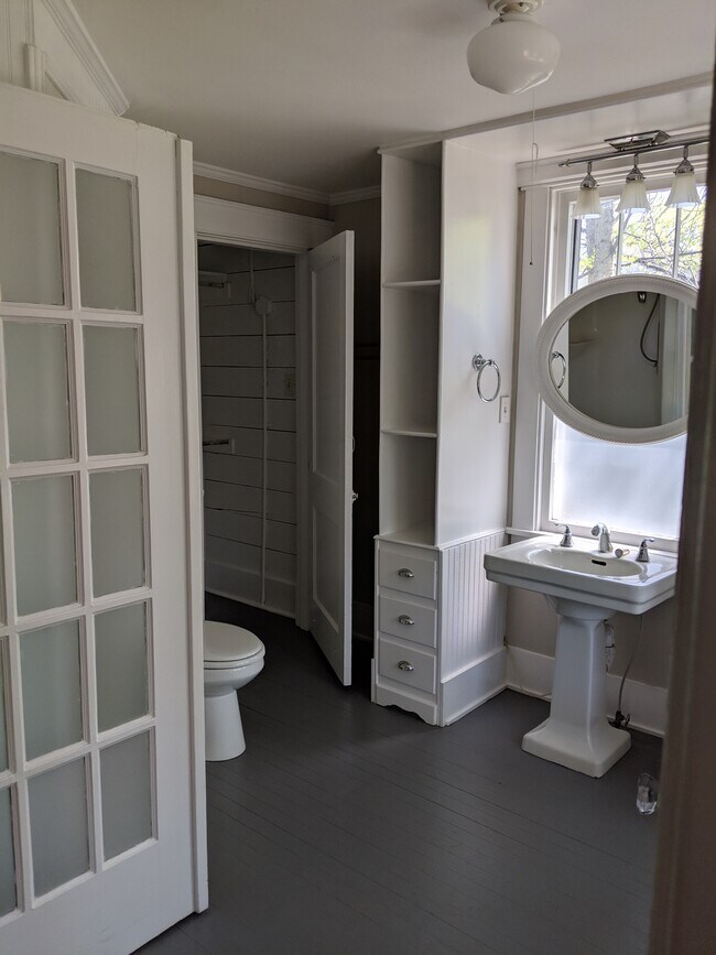 En-suite - 2022 Benjamin St