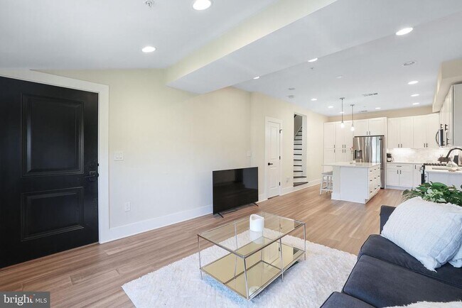 Building Photo - 1225 Raum St NE