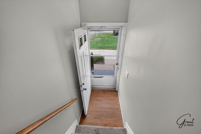 Building Photo - $1295 2 bedroom upper condo