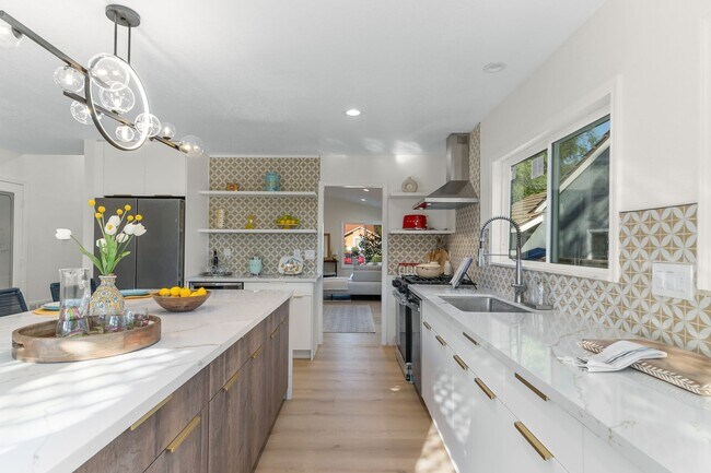 Foto del edificio - BEAUTIFULLY RENOVATED 4-BEDROOM HOME IN PH...