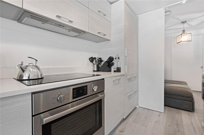 Foto del edificio - 650 NE 32nd St