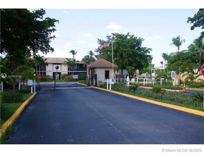 Foto del edificio - 807 NE 199th St