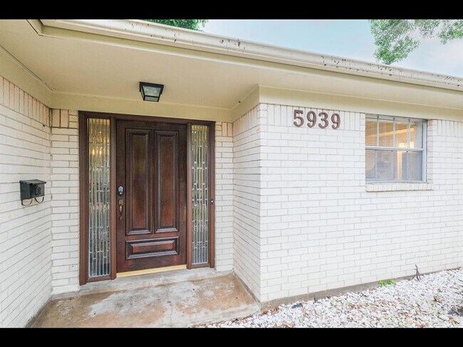 Foto del edificio - 5939 W Bellfort Ave