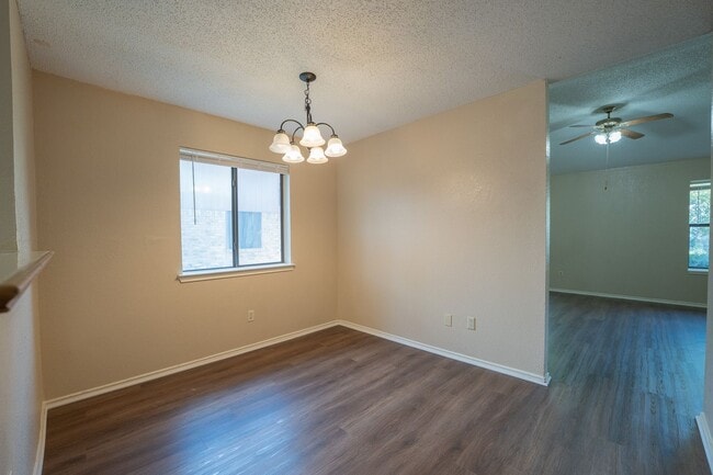 Building Photo - Great 2 bedroom duplex!