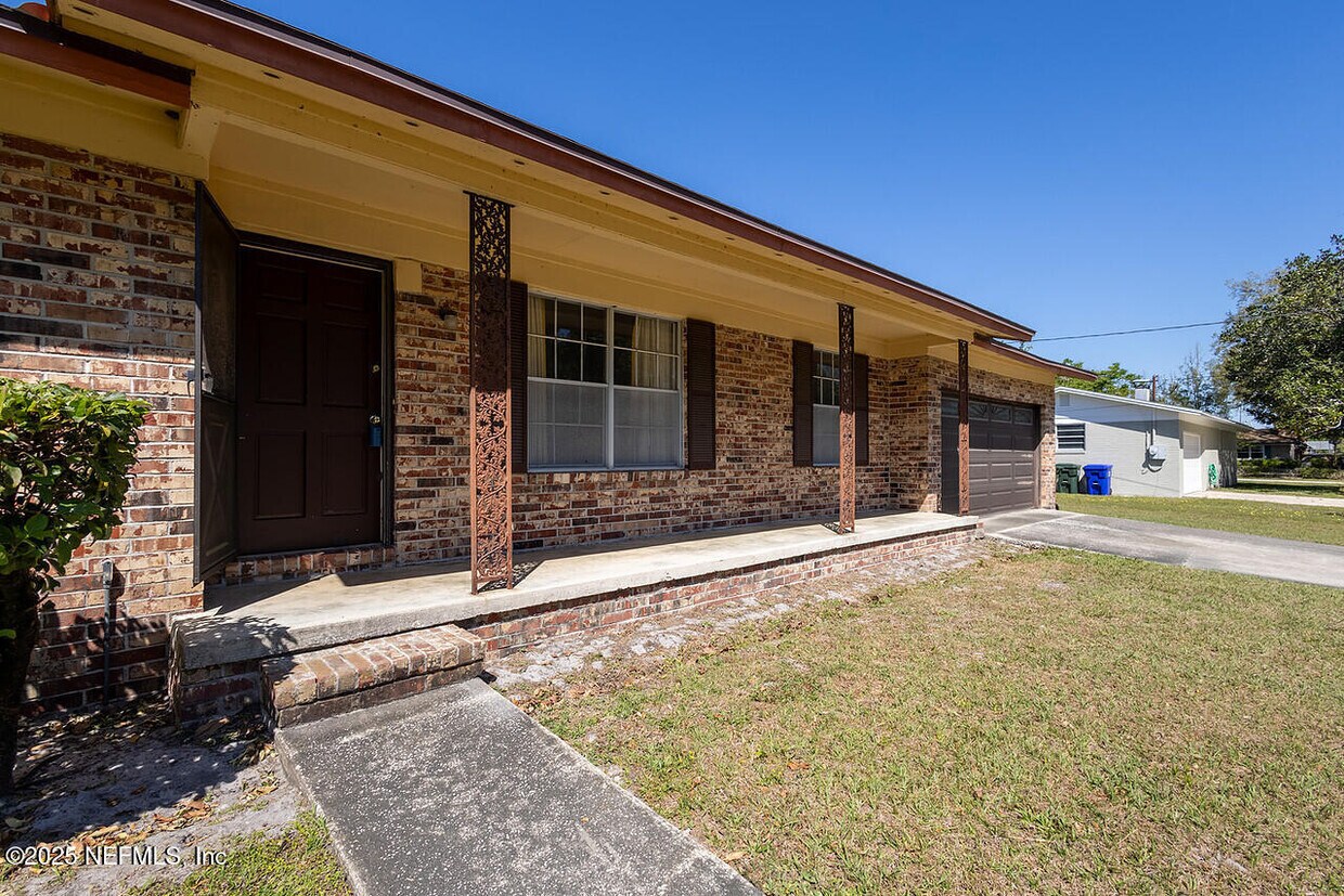 Primary Photo - 1620 Bay Cir E