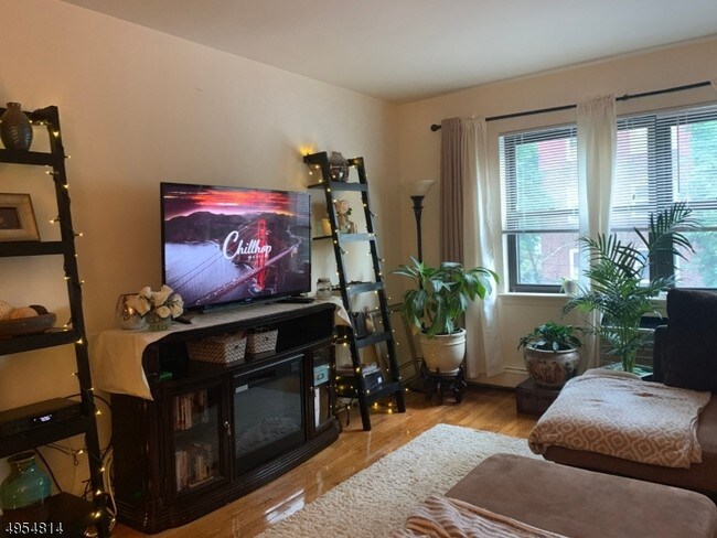 Building Photo - 16 Roosevelt Pl