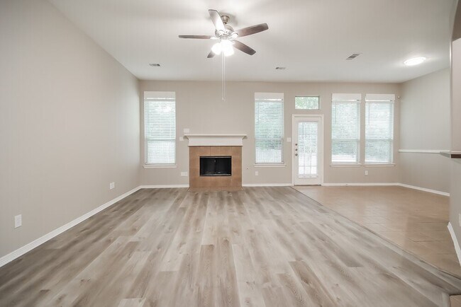 Foto del edificio - 2309 Highland Crossing Dr