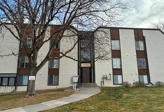 Building Photo - 3146 Lakeside Dr