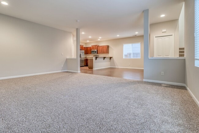 Foto del edificio - Spacious 4br/2.5ba house with garage in well maintained neighborhood