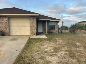 Building Photo - 2810 Alma Dr