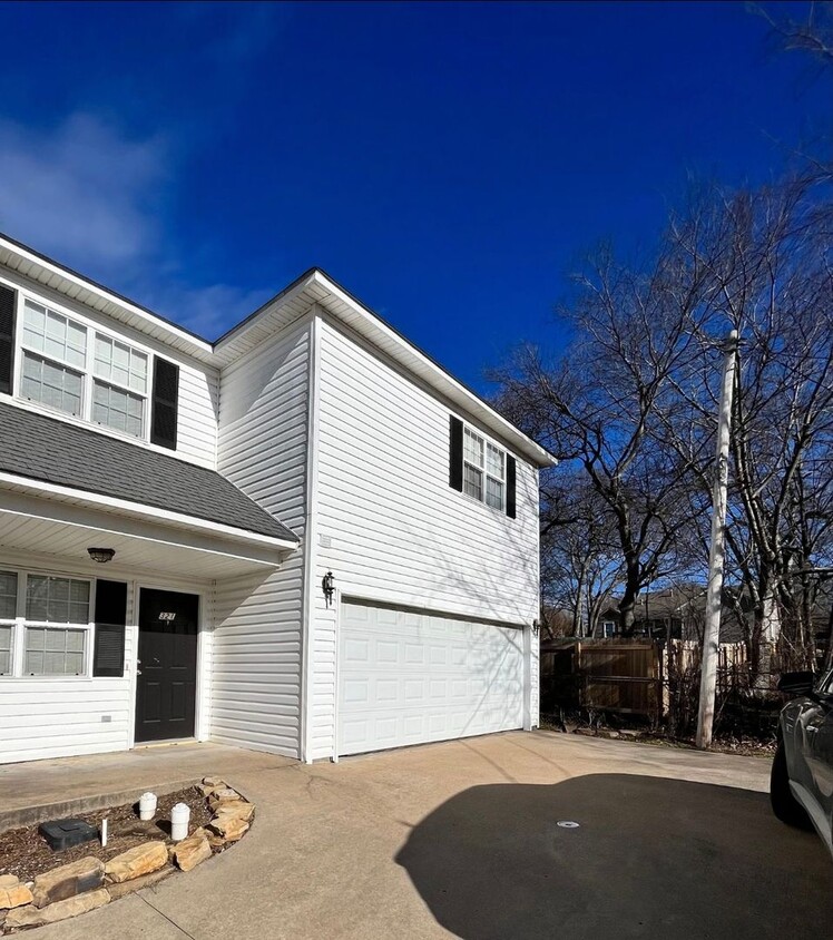 Foto principal - 3 Bed / 2.5 Bath in a 2 Story Four Plex - ...