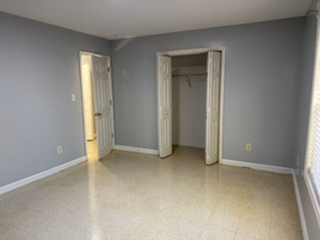 Building Photo - 245 Lakewood Dr