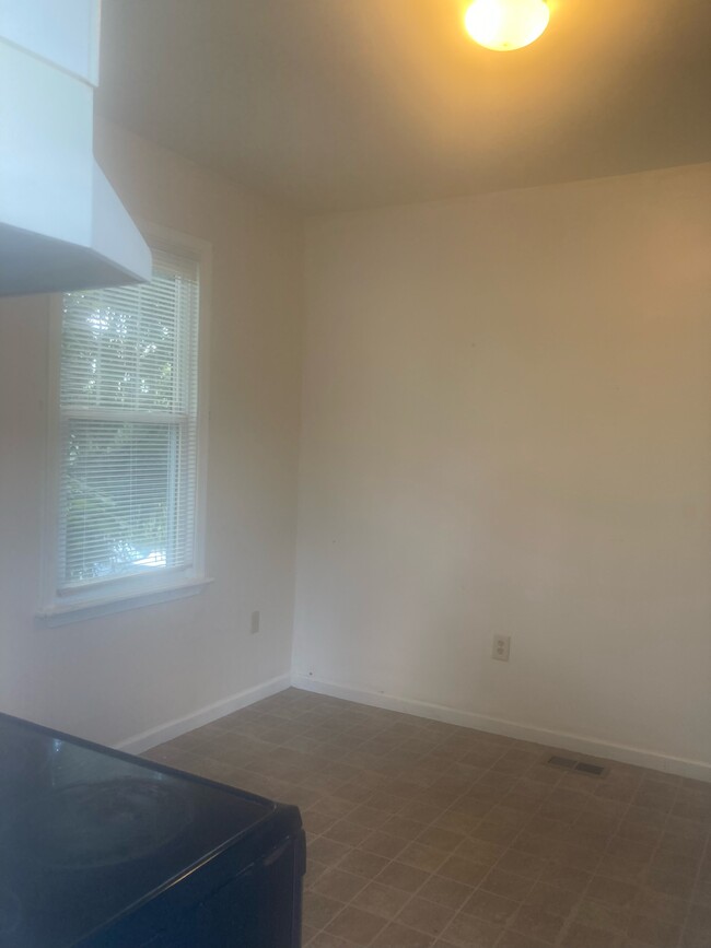 Building Photo - 2801 Louise Ave
