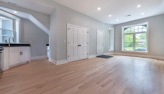 Foto del edificio - 3246 W Fulton Blvd