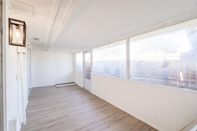 Foto del edificio - Location...Location....Location.....New Carpet & much more....