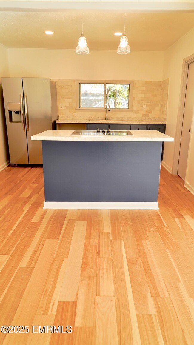 Foto del edificio - 3702 Rollins Dr