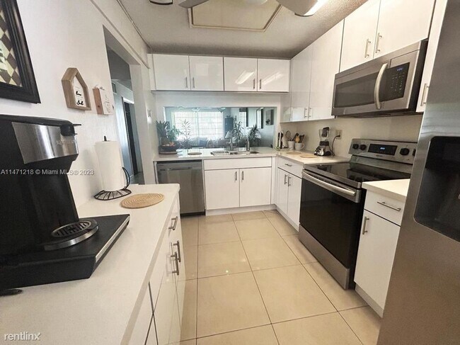 Foto del edificio - 3 br, 2 bath House - 7480 NW 17th St Apt 201