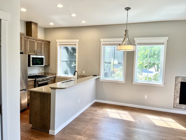 Dining area - 514 Cascade Ave