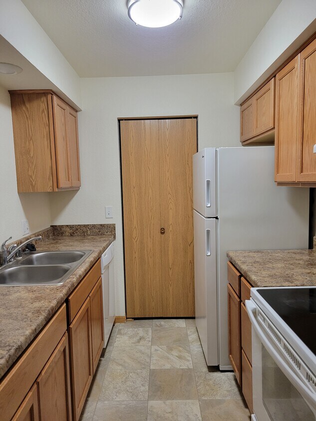 Galley kitchen - 843 Eastern Ave