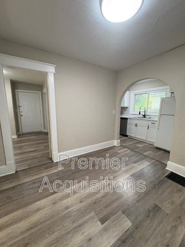 Building Photo - 3318 Fernwood Ave