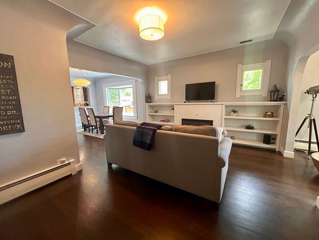 Building Photo - $0 DEPOSIT OPTION. 3BED/2BATH CHARMING HOM...