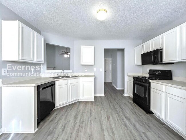 Building Photo - 4 Bed/3 Bath Home with Garage / Pet-Friendly / Available Now!