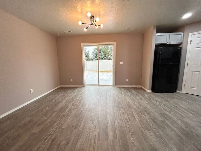 Foto del edificio - Modern Layout, Private Backyard, Prime Location |3 bed 2.5 bath Home in Nampa